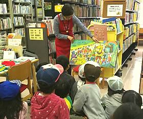 中央館に図書館見学に来てくれた少学生の様子