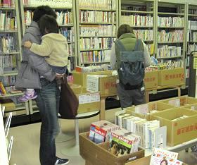 大江分館で「図書・雑誌のリサイクル市」を開催している様子