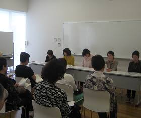 中央館で第5回「朗読会」を開催している様子