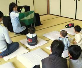 大江分館で「おはなしのへや」を開催している様子