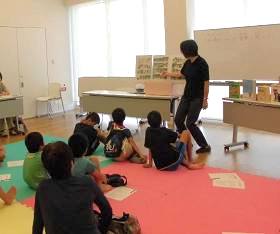 中央館で「夏の読書の本選びブックトーク&ビブリオバトル」を開催している様子