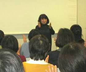 中央館で読書ボランティア養成講座「大竹麗子さん講演会」を開催している様子