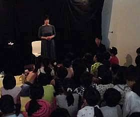 中央館で「小学生おはなし会 恐怖の館」を開催している様子