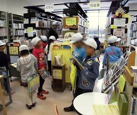 美河小学校2年生の図書館見学の様子