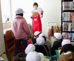 有仁小学校の1、2年生が図書館見学をしている様子