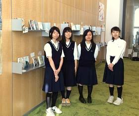 福知山高等学校の図書委員さん4人の写真