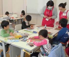 中央館で「工作教室」を開催している様子