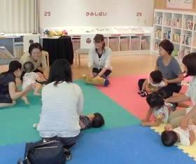 6月20日に中央館で「おはなしのひろば」を開催している様子