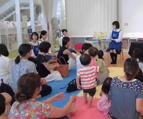 8月1日に中央館で「おはなしのひろば」を開催している様子