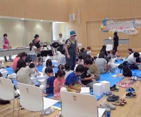 中央館で「絵本作家青山友美さん絵本の読みきかせ&ワークショップ」を開催している様子