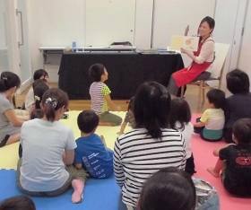 中央館で「小学生おはなし会」を開催している様子