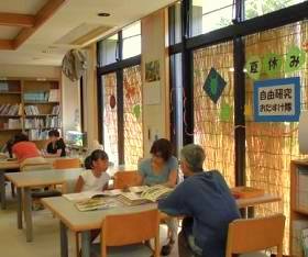 三和分館で「夏休み自由研究おたすけ隊」を開催している様子