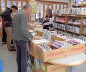 三和分館で「図書・雑誌のリサイクル市2018」を開催している様子