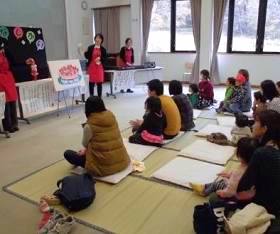 三和分館で「冬のおはなし会スペシャル」を開催している様子