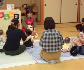 大江分館で「おはなし会」を開催している様子