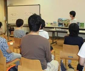 夜久野分館で「大人のためのおはなし会」を開催している様子