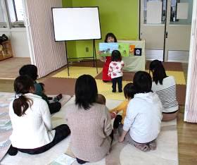大江分館で「おはなし会」を開催している様子