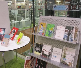 中央館で「近代美術あれこれ」の展示をしている様子