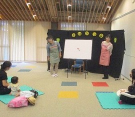 夜久野分館で「おはなし会」を開催している様子