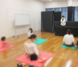 中央館で「おはなしのひろば」を開催している様子