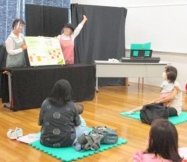 中央館で「えほんのへや」を開催している様子