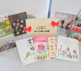 三和分館『おうち時間をもっと楽しく　つくって楽しむ編』テーマ展示の様子