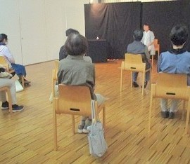 夜久野分館で「大人のためのおはなし会」を開催している様子