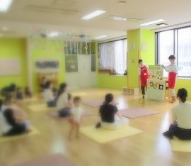 大江分館で「おはなし会」を開催している様子