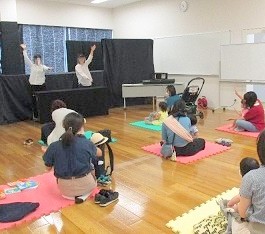 7月1日に中央館で「おはなしのひろば」を開催している様子