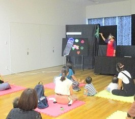 7月8日に中央館で「おはなしのひろば」を開催している様子