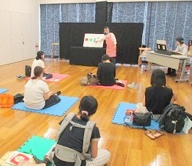 中央館で「えほんのへや」を開催している様子