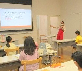 中央館で「図書館のヒミツを知ろう！」を開催している様子