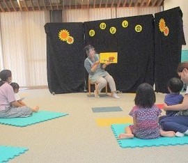 夜久野分館で「おはなし会」を開催している様子