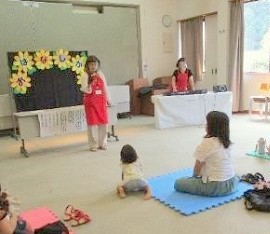 三和分館で「おはなし会」を開催している様子