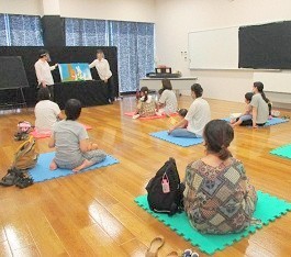 8月19日に中央館で「おはなしのひろば」を開催している様子