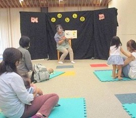 夜久野分館で「おはなし会」を開催している様子