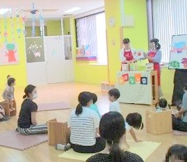 大江分館で「おはなし会」を開催している様子