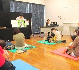 9月9日に中央館で「おはなしのひろば」を開催している様子