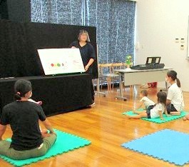 9月23日に中央館で「おはなしのひろば」を開催している様子