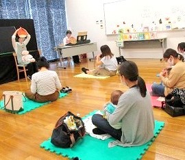 中央館で「えほんのへや」を開催している様子