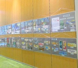 中央館「第8回子ども読書本のしおりコンテスト」入選作品展示の写真