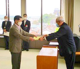全国公共図書館協議会表彰を受賞される福知山市立図書館協議会委員の様子