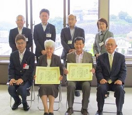 表彰状を持つ谷垣さん、中野さんと、端野教育長たちの集合写真