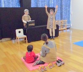 11月4日に中央館で「おはなしのひろば」を開催している様子