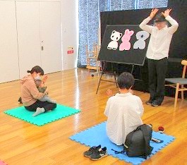 11月18日に中央館で「おはなしのひろば」を開催している様子