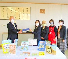 中央館　国際ソロプチミスト福知山様から寄贈いただいている様子