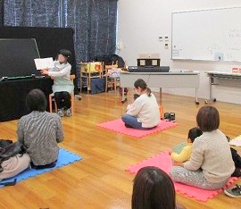 中央館で「えほんのへや」を開催している様子