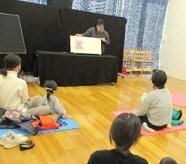 12月2日に中央館で「おはなしのひろば」を開催している様子