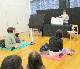 1月6日に中央館で「おはなしのひろば」を開催している様子