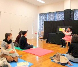 中央館で「えほんのへや」を開催している様子